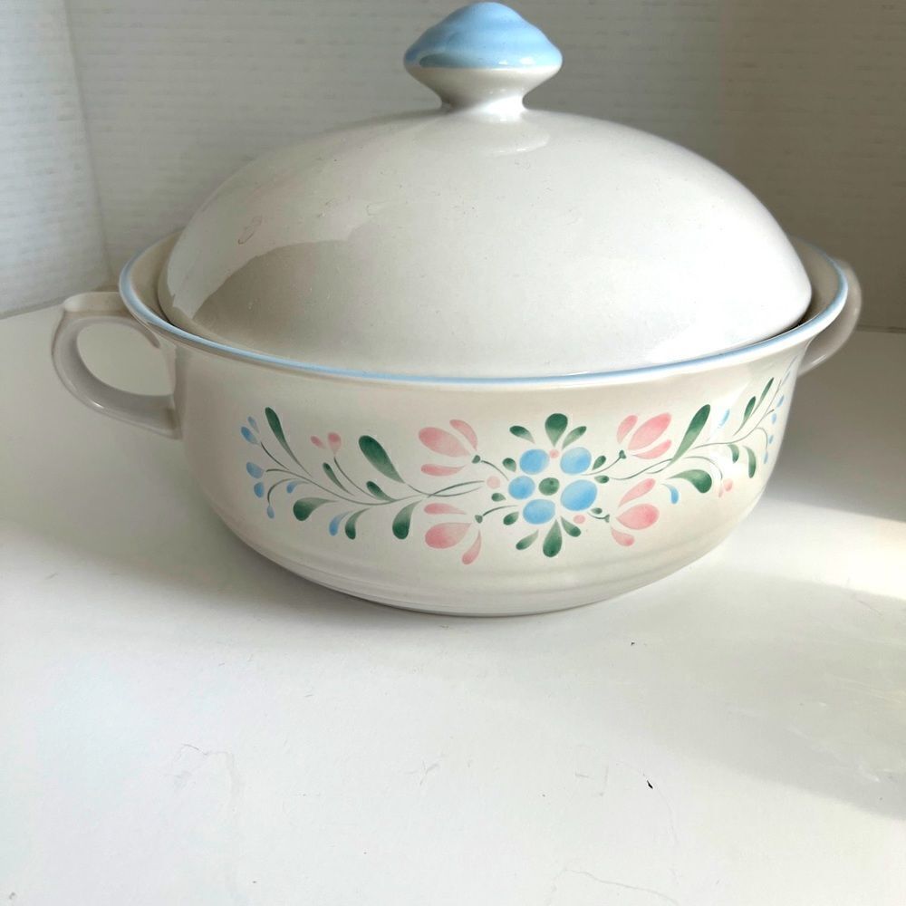 FASCINO STONEWARE HAND DECORATED FLORAL CASSEROLE DISH WITH LID  2 QT JAPAN